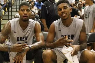 有惊无险，小麦和孔蒂所乘飞机警告灯误报导致飞机迫降（虚惊一场，小麦与孔蒂所乘航班因警示灯误报紧急降落）