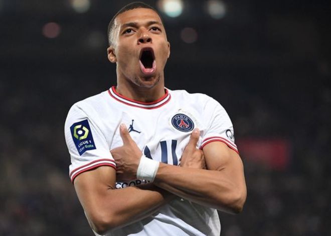 表现糟糕！武切维奇面对波斯特13投仅4中得9分6板3助 三分6中1（手感低迷！武切维奇对阵波斯特13投仅4中，9分6篮板3助攻，三分6投1中）