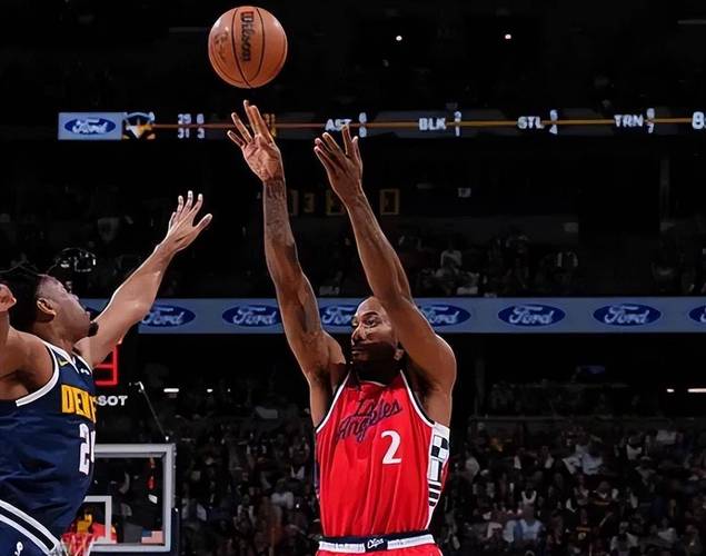 这雪有点大，欧冠赛前一名挪威记者在博德闪耀的球场边线处滑雪（欧冠赛前风雪骤起，挪威记者在博德闪耀场边滑雪）