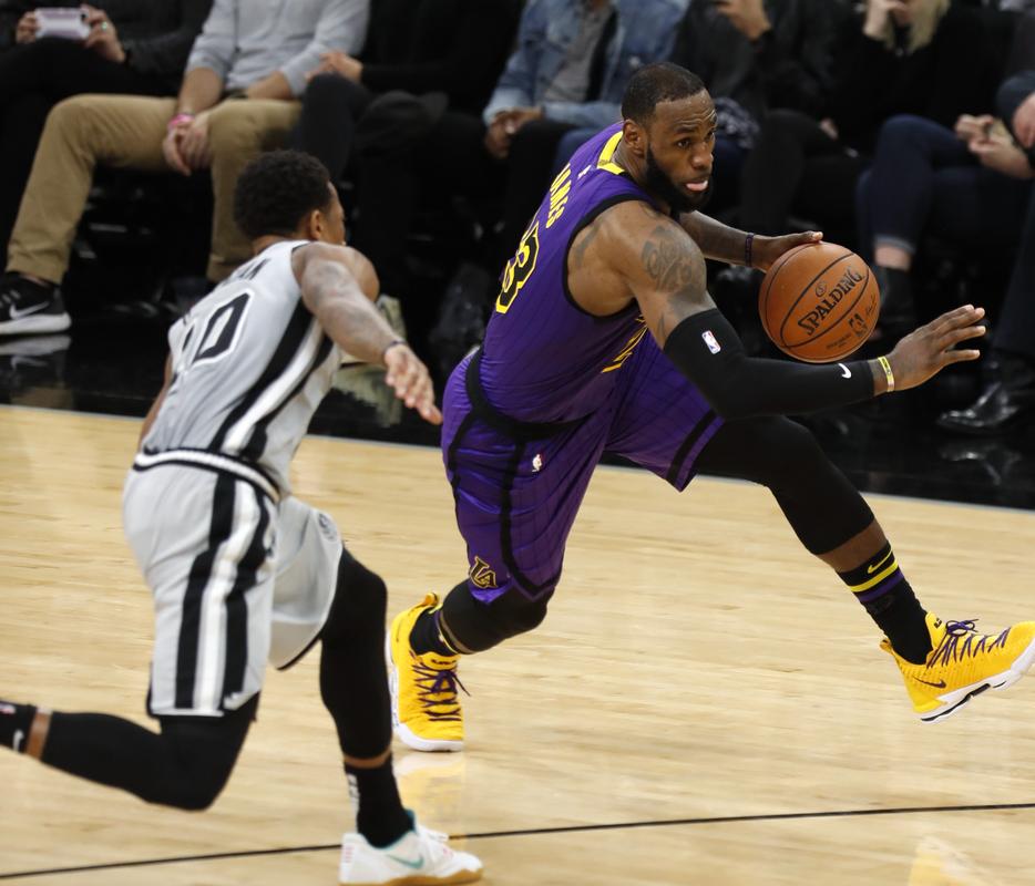 欧文突破助攻制胜球（欧文强突妙传造绝杀）