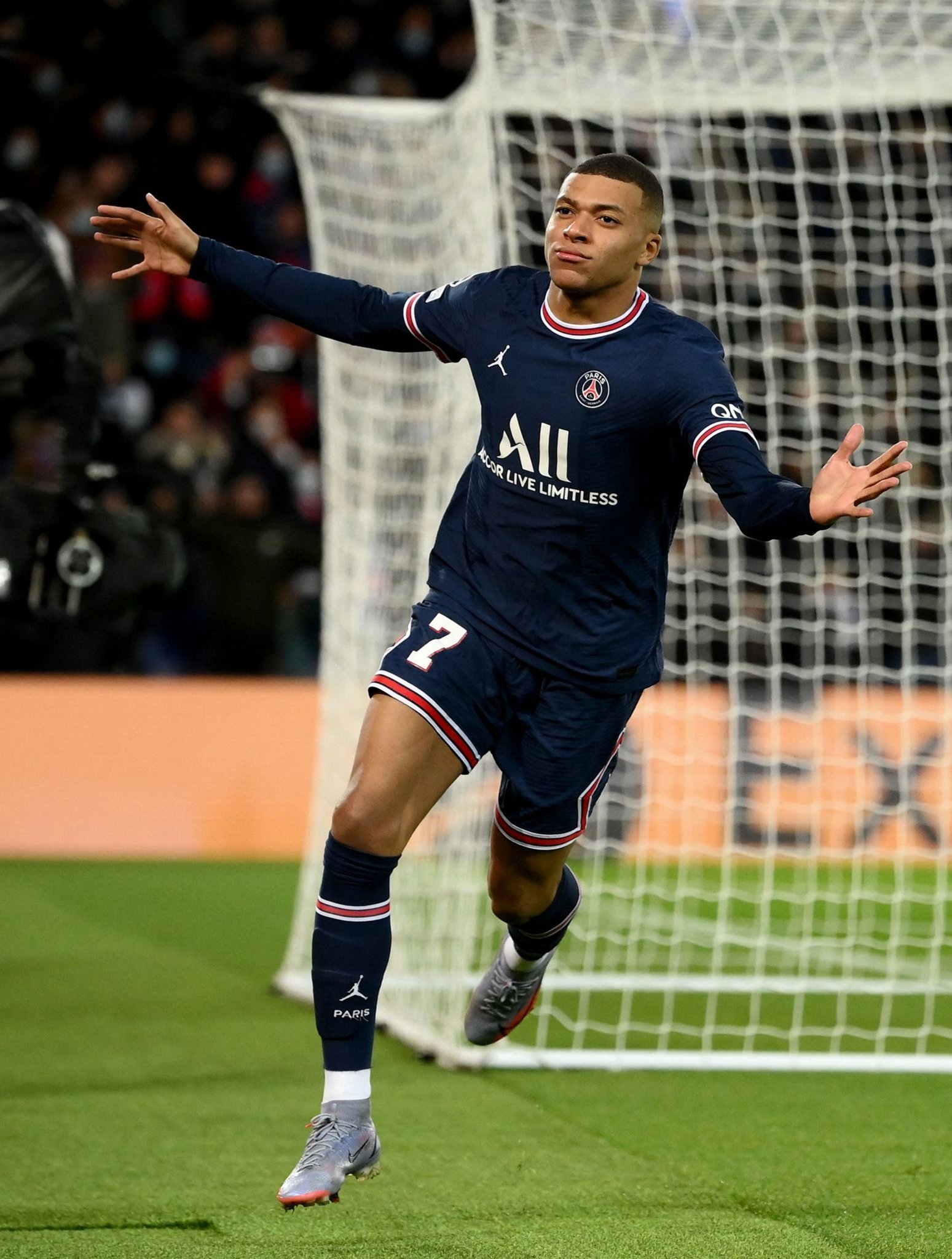 官方：因对裁判拉眼角，全北助教被禁赛五场并罚款两千万韩元（官方通报：全北助教因对裁判做出拉眼角手势，禁赛5场并罚款2000万韩元）