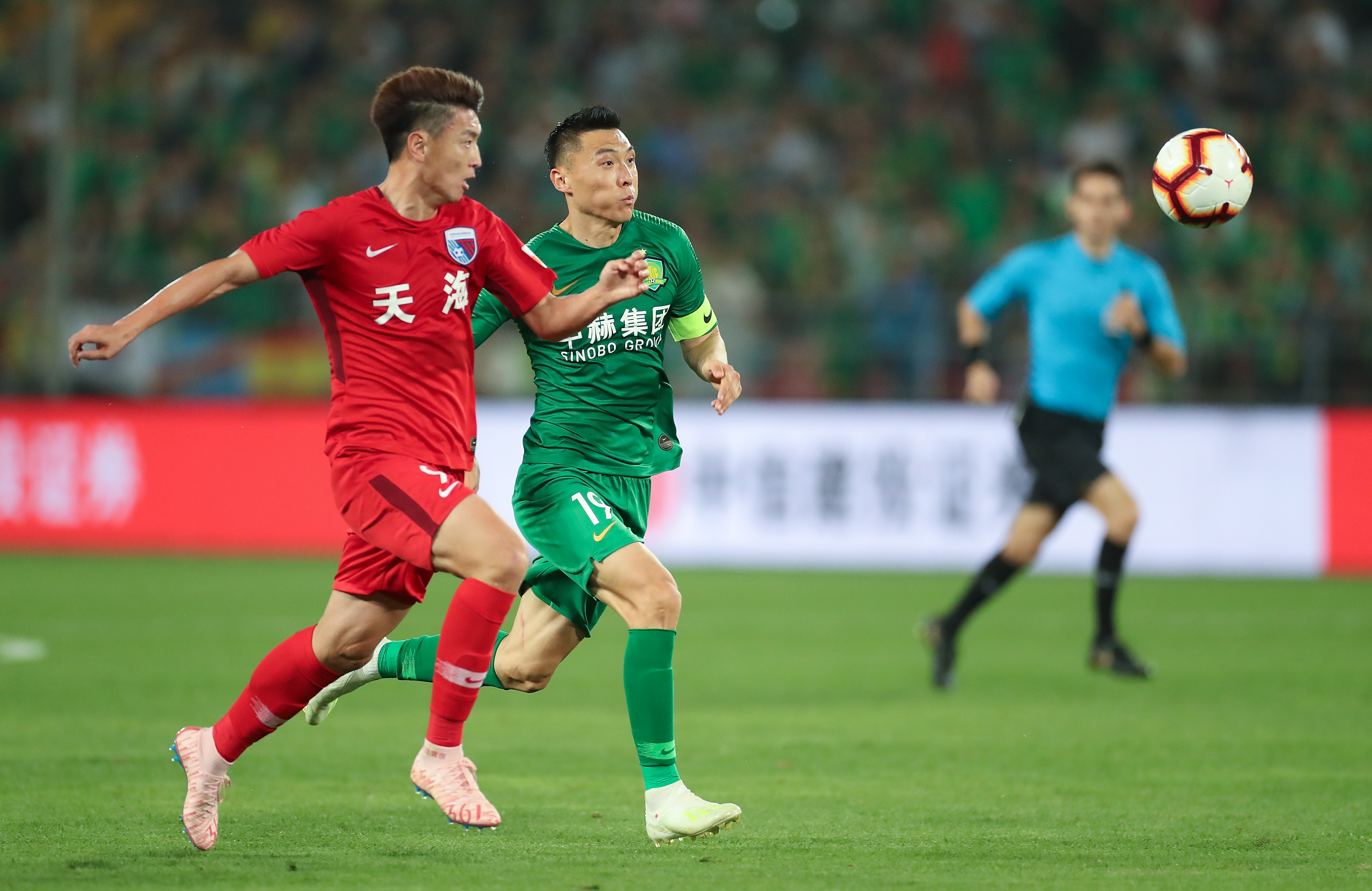 西甲：巴萨客胜扩大领先，皇马主场爆冷输球，VAR再度抢戏（西甲综述：巴萨客场取胜继续领跑，皇马主场遭冷门，VAR再成焦点）