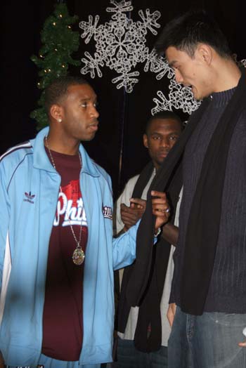 型男登场！76人球员入场穿搭秀，灯光摄像齐备（潮男亮相！76人球员入场造型秀，灯光摄影一应俱全）