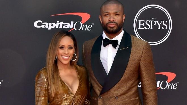 德里克·怀特，这个名字在NBA赛场上已经成为了胜利的代名词。（德里克·怀特：NBA赛场上的胜利象征）