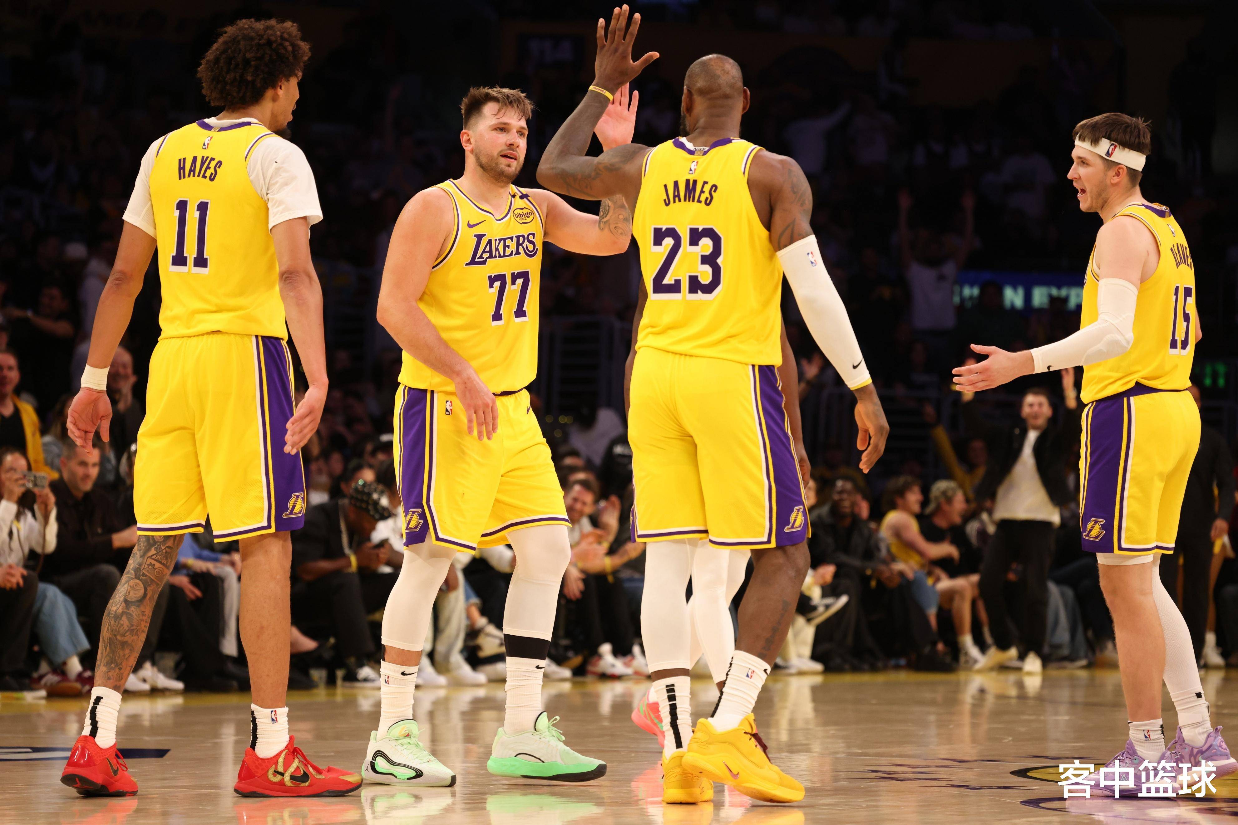 乔治娜晒在卡塔尔海边照片，蓝色紧身连衣裙尽显曼妙身姿（乔治娜晒卡塔尔海边美照，蓝色修身连衣裙彰显优雅曲线）