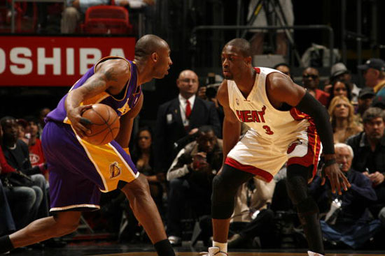 滑手扮关公成都街头玩滑板（关公装扮滑手现身成都街头滑板）