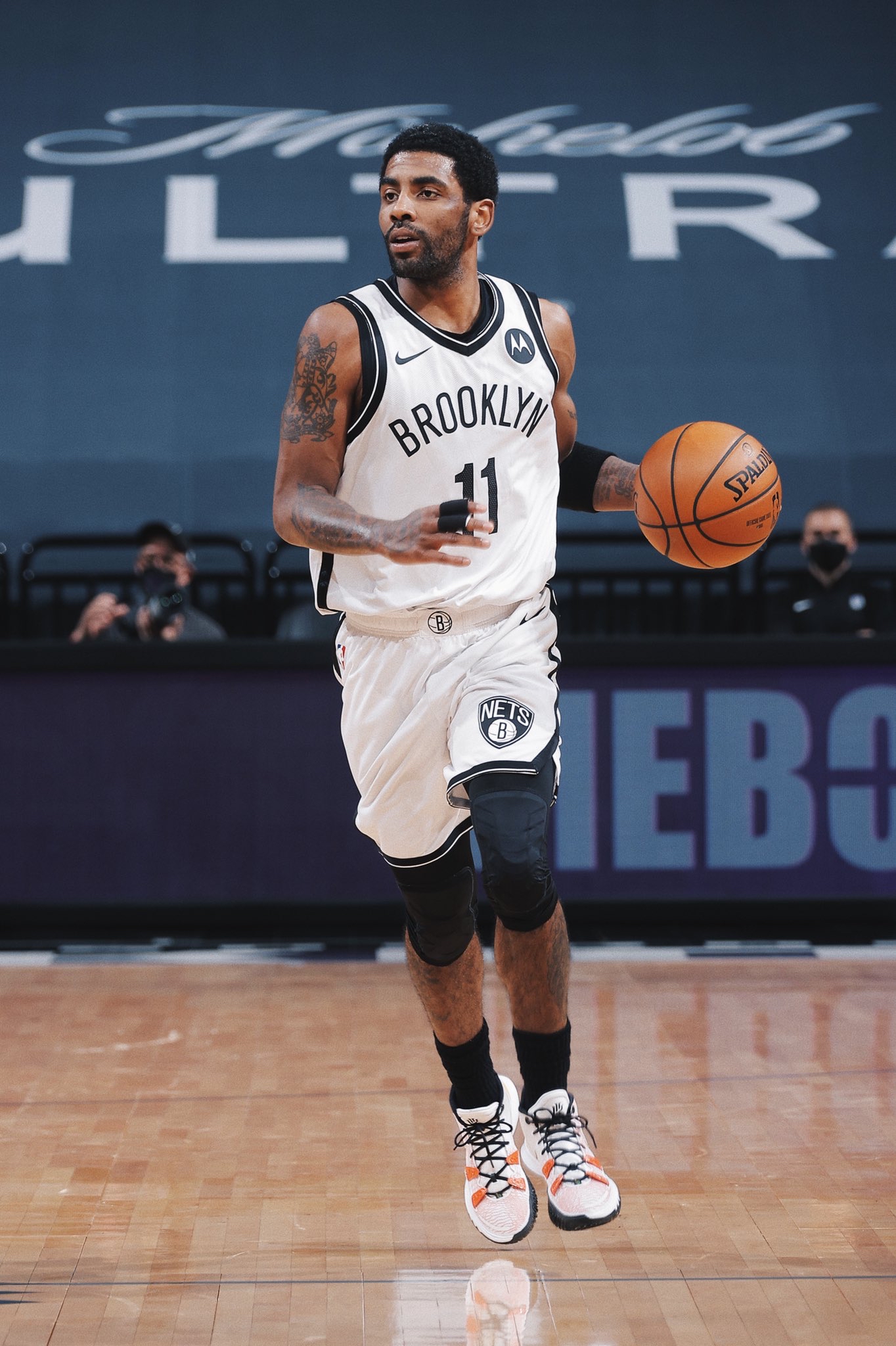 NBA新秀观察：状元秀首战表现亮眼（NBA新秀追踪：状元首秀大放异彩）