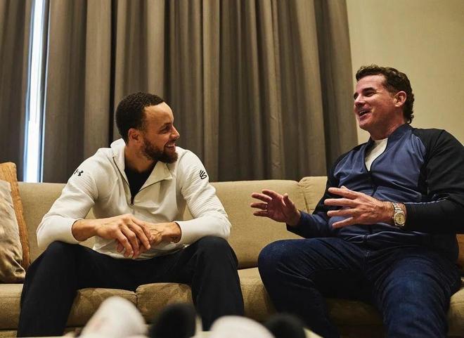 阿森纳新赛季第二客场球衣发布：灵感来自海布里球场（阿森纳发布新赛季二客球衣：灵感源自海布里球场）