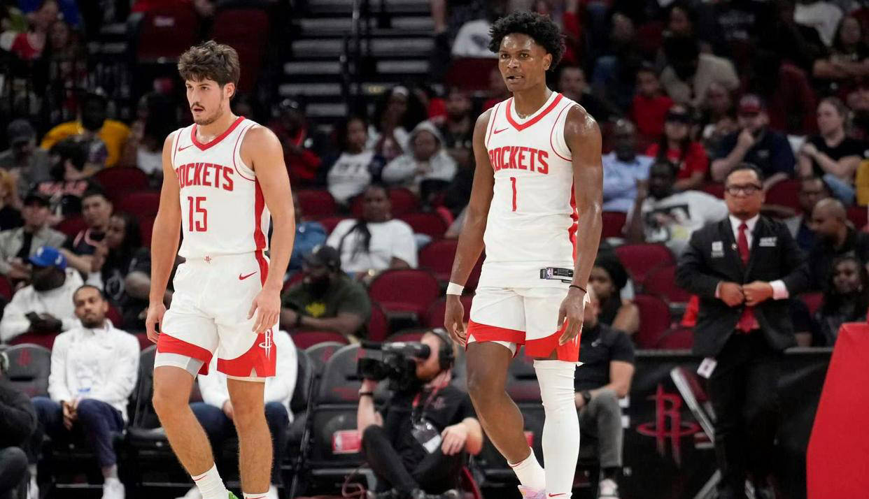 身体不适！克拉克首节仅打3分钟多，返回更衣室（因身体不适，克拉克首节仅出战3分多钟便返回更衣室）