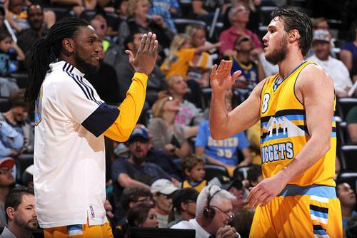 詹姆斯喷狄龙：收起你那套鬼把戏！狄龙反击：你这个假摔的混蛋（詹姆斯怒怼狄龙：别再玩花招！狄龙回击：你这个假摔狂）