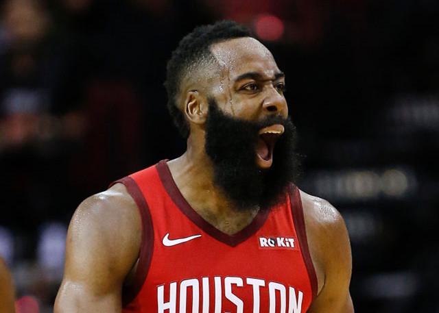 亚沙里稳健复出，80次传球仅失误6次，并送出一次全场最佳进攻机会的长传（亚沙里复出稳如旧：80次传球仅6次失误，一脚长传创造全场最佳良机）